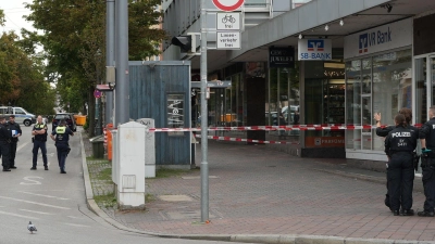 Nach der Explosion in einer Passage eines Geschäftshauses sperrte die Polizei den Bereich für die Spurensuche ab. (Foto: Felix Kirberg/dpa)