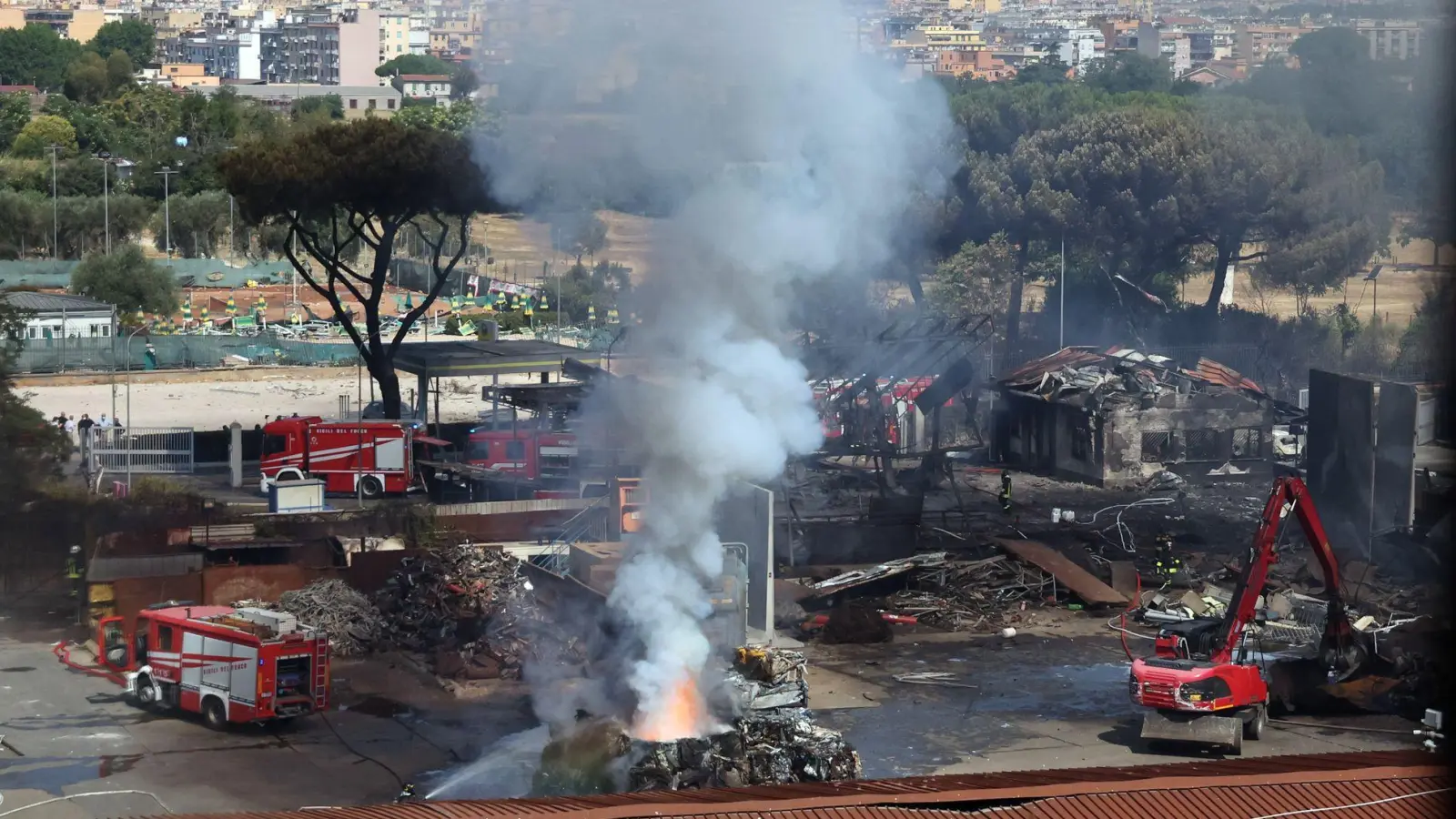 Neben der Tankstelle befindet sich ein Sportzentrum mit einem Tennisplatz, das durch die Explosion schwer beschädigt wurde. (Foto: Marco Iacobucci/IPA via ZUMA Press/dpa)