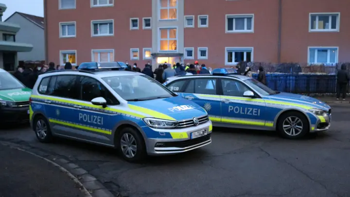 Als die Polizei am 28. November 2021 eintraf, versammelten sich schnell Angehörige und Freunde von Opfer und Täter vor dem Wohnhaus in Bad Windsheim.  (Foto: Bastian Lauer)