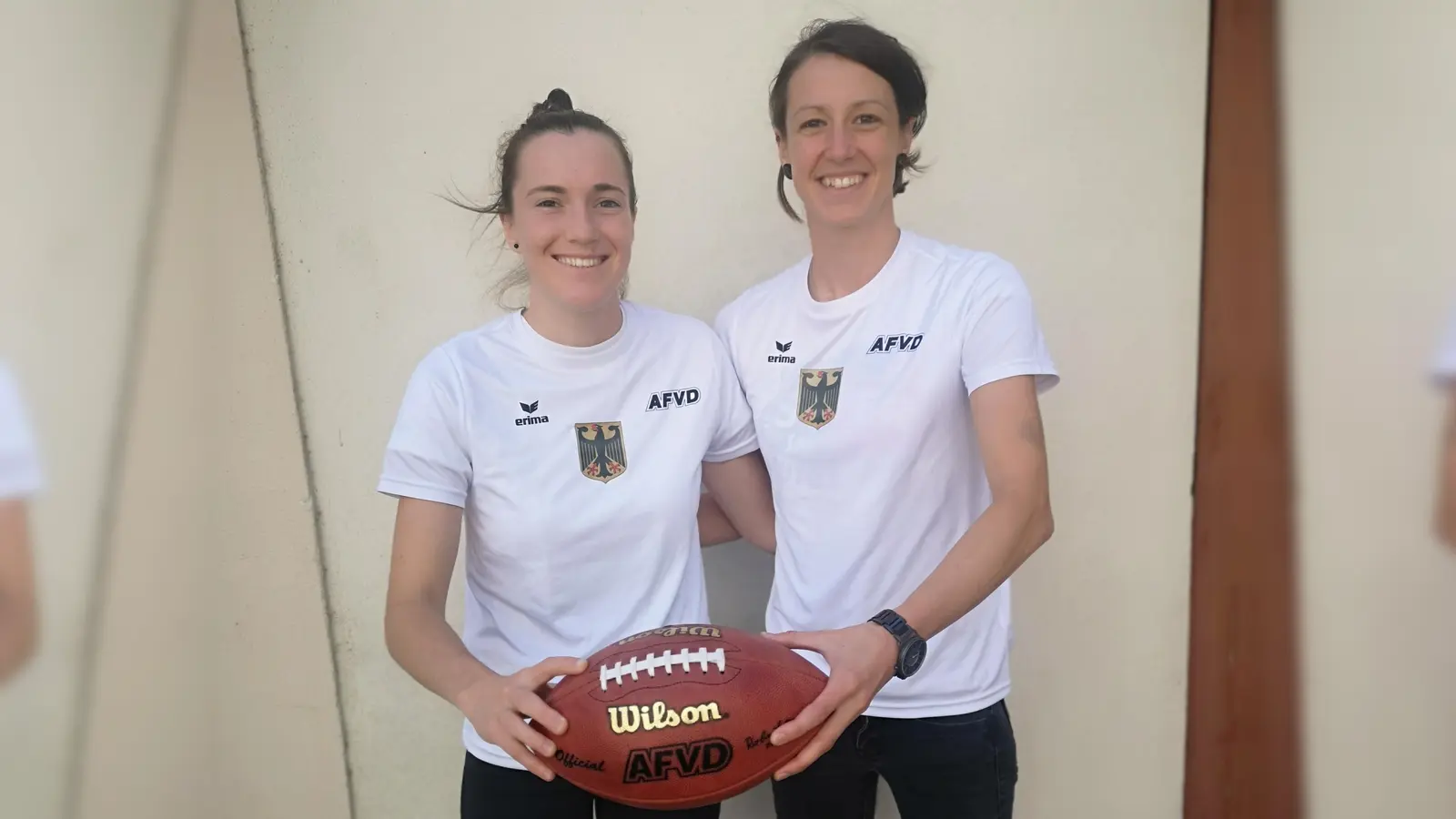 Stets eine Hand am Ball, in diesem Fall am Football-Ei: Ellen Riess (links) und Anja Treiber. (Foto: Herbert Ruff)