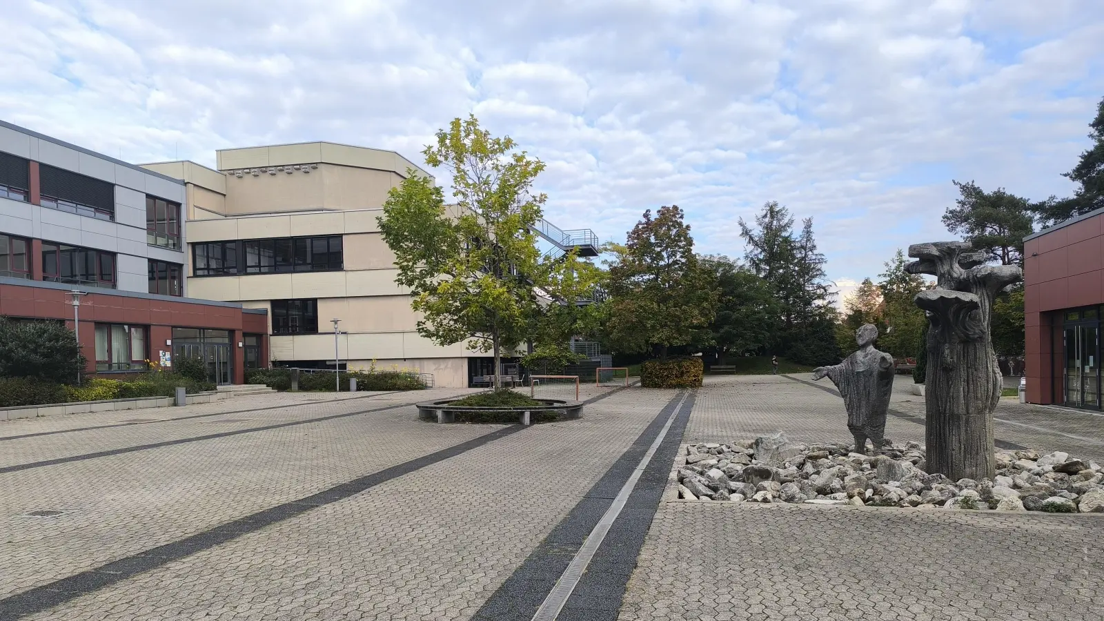 Das Gymnasium Windsbach war Ziel eines Einbruchs. Die Polizei hofft auf Zeugenhinweise. (Archivbild: Thomas Schaller)