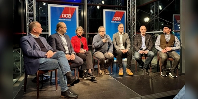 Auf dem Podium saßen sechs Kandidierende für das OB-Amt (von links): Thomas Deffner, Oliver Rühl, Elke Homm-Vogel, Moderator Jan Körper, Boris-André Meyer, Hans-Jürgen Eff und Michael Jakob. (Foto: Oliver Herbst)
