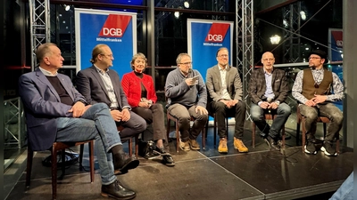 Auf dem Podium saßen sechs Kandidierende für das OB-Amt (von links): Thomas Deffner, Oliver Rühl, Elke Homm-Vogel, Moderator Jan Körper, Boris-André Meyer, Hans-Jürgen Eff und Michael Jakob. (Foto: Oliver Herbst)