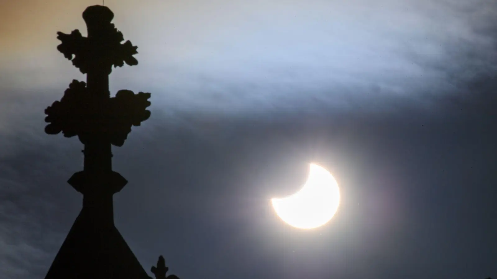 In Deutschland wird der Mond die Sonne teilweise verdecken wie hier im Jahre 2022 in Magdeburg zu sehen. In einem großen Teil Spaniens aber wird es eine totale Sonnenfinsternis geben. (Foto: Klaus-Dietmar Gabbert/dpa)