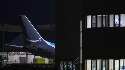 Ein Frachtflugzeug von Amazon steht neben einem Bürogebäude auf dem Flughafen Leipzig-Halle. (Foto: Jan Woitas/dpa)