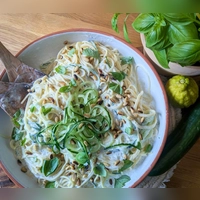 Gurkenspiralen geben der sommerlichen Joghurt-Pasta noch einen extra Frische-Kick.  (Foto: Doreen Hassek/dpa-tmn)