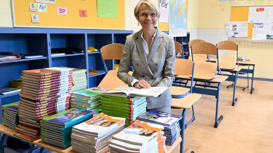 NRW-Schulministerin Dorothee Feller in der Städtischen Gesamtschule Globus in Duisburg. (Foto: Roberto Pfeil/dpa)