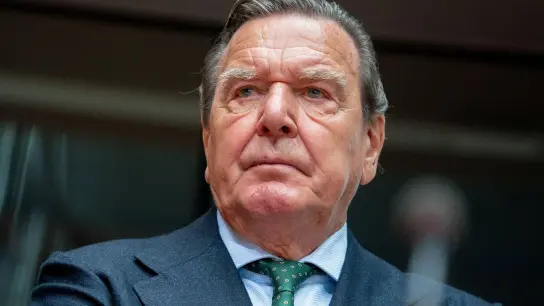 Altkanzler Gerhard Schröder bei einer Anhörung im Wirtschaftsausschuss des Bundestags zum Pipeline-Projekt Nord Stream 2. (Foto: Kay Nietfeld/dpa)