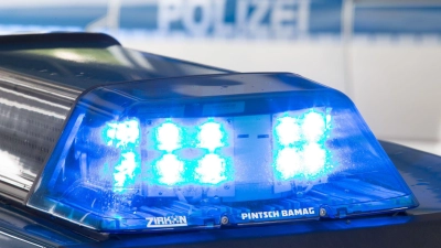 Das Fahrzeug des Seniors geriet unter einen Sattelauflieger. (Symbolbild) (Foto: Friso Gentsch/dpa)