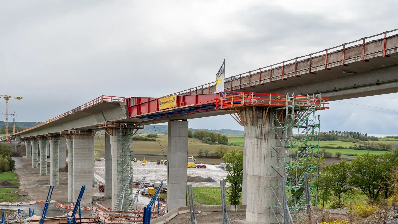 Die Talbrücke Pfeffermühle hat eine Länge von gut 400 Metern. Aktuell wird noch an der Erstellung des Teilbauwerks in Fahrtrichtung Würzburg gearbeitet, während der Verkehr vierspurig komplett über die andere Seite weiterrollt. (Foto: Mirko Fryska)