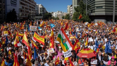 Tausende Anhänger der konservativen Volkspartei (PP) haben in Spanien gegen eine mögliche Amnestie für katalanische Separatisten protestiert. (Foto: Alejandro Martínez Vélez/EUROPA PRESS/dpa)