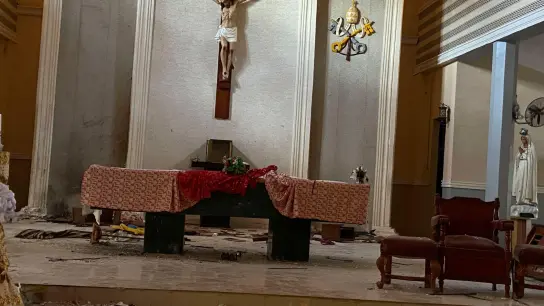 Blick auf den Altar der katholischen Kirche St. Francis nach einem Angriff, in dem Dutzende Menschen getötet worden sind. (Foto: Rahaman A Yusuf/AP/dpa)