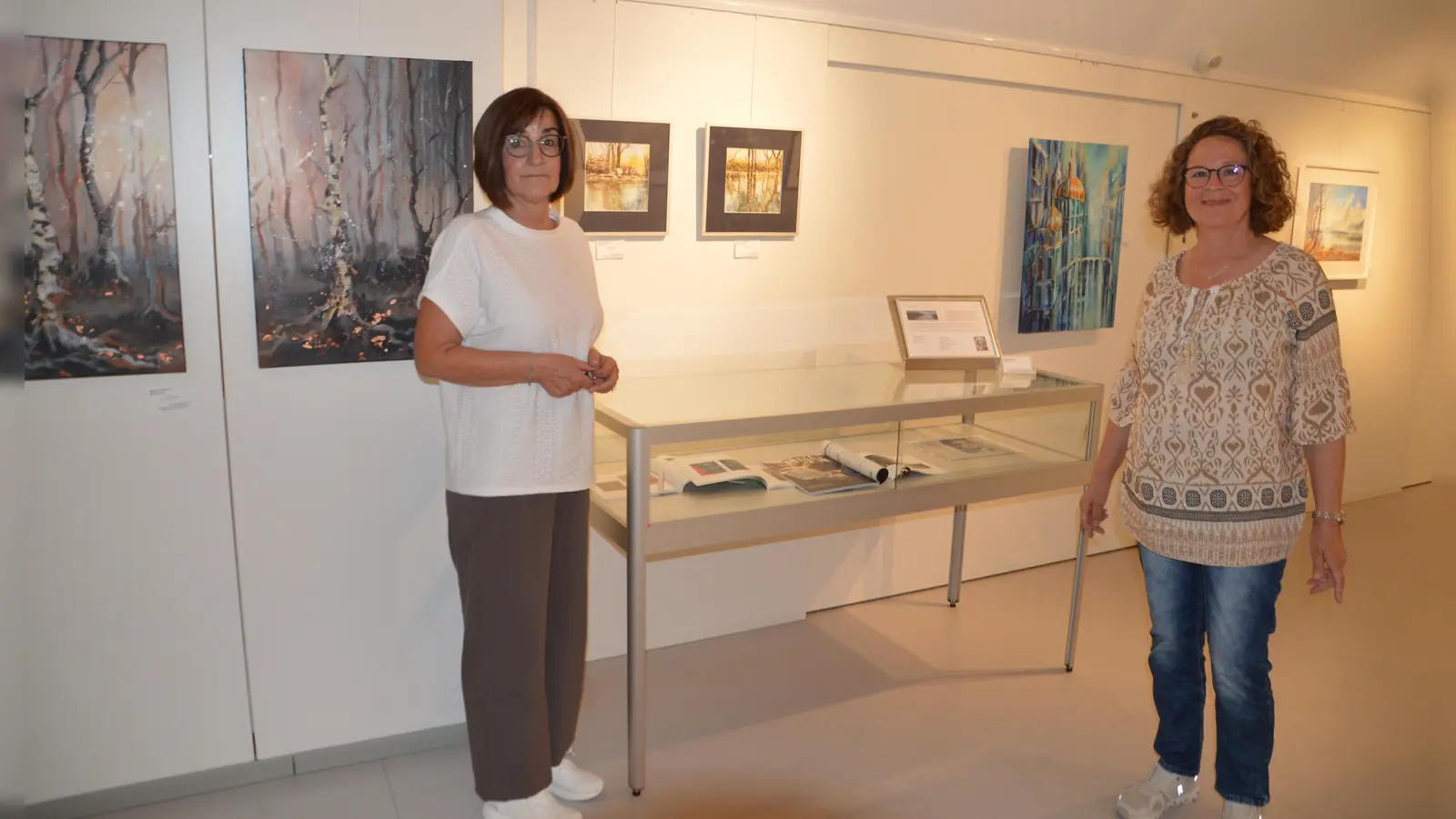 Die Künstlerin Martina Simon (rechts) mit Museumsleiterin Andrea Breuker (links) beim Gang durch die neue Sonderausstellung „Am Fluss“ im Museum Fluvius. (Foto: Peter Tippl)
