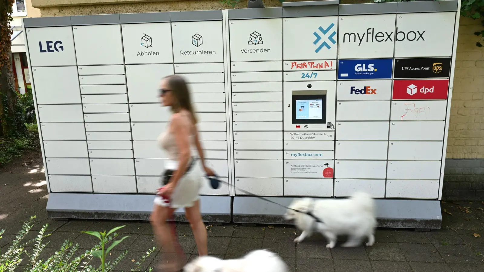 Myflexbox-Automat an einem Düsseldorfer Mietshaus im Juni 2026.  (Foto: Wolf von Dewitz/dpa)