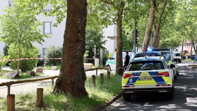 Ein Streit unter Nachbarn in Aschaffenburg ist eskaliert. Ein 38 Jahre alter Mann zeigte nach Polizeiangaben auf dem Balkon provokativ eine Schusswaffe.  (Foto: Ralf Hettler/dpa)
