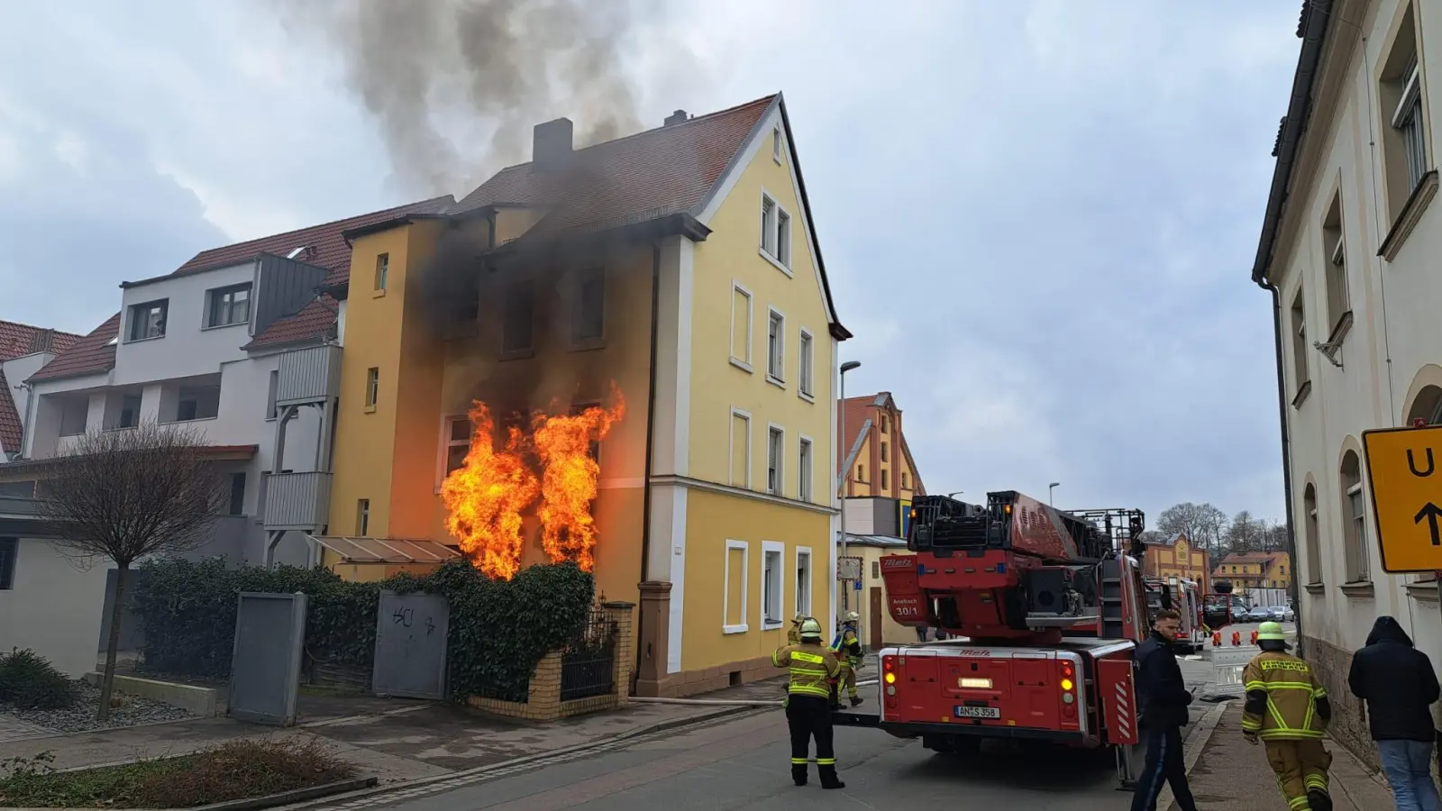 In einem Mehrfamilienhaus in der Brauhausstraße in Ansbach ist am Freitagnachmittag ein Feuer ausgebrochen. (Foto: Alexander Biernoth)
