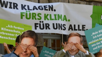 Aktivisten der Deutschen Umwelthilfe (DUH) protestieren vor dem Oberverwaltungsgericht Berlin. Oberverwaltungsgerichtes für das Klimaschutz-Urteil. (Foto: Paul Zinken/dpa)