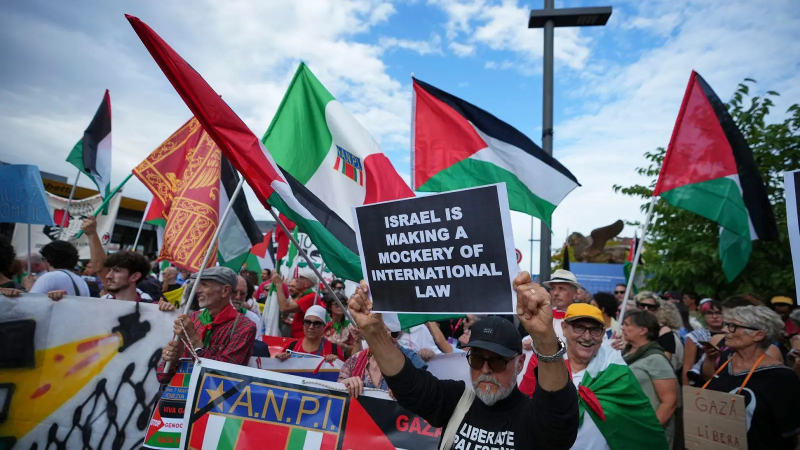 Ein Polizeisprecher vor Ort sprach in einer ersten Schätzung von rund 3000 Menschen. (Foto: Alessandra Tarantino/Invision/AP/dpa)