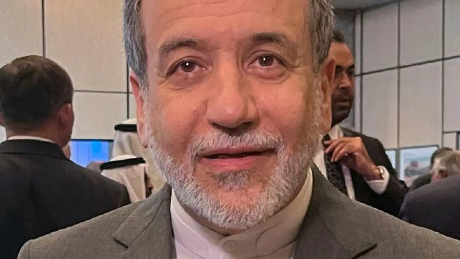 Der iranische Außenminister Abbas Araghtschi nimmt in Istanbul an einem Treffen der Organisation für islamische Zusammenarbeit teil. (Foto: Mehmet Guzel/AP/dpa)