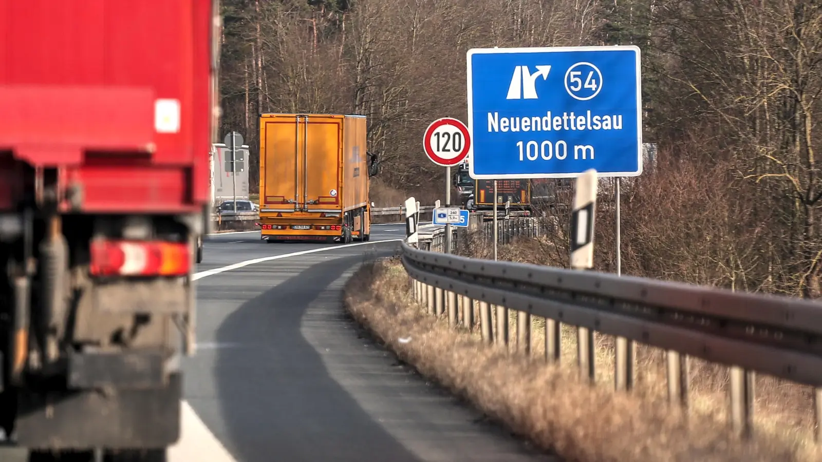 Auf der A6 bei Neuendettelsau hat die Verkehrspolizei Feucht im April zwei Männer gestoppt, die im Verdacht standen, als Spione tätig zu sein. (Archivbild: Tizian Gerbing)