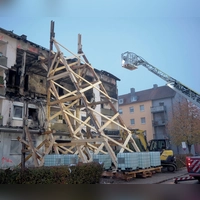 Mit einem Holzgerüst wurde das Gebäude stabilisiert. (Foto: Tizian Gerbing/dpa)