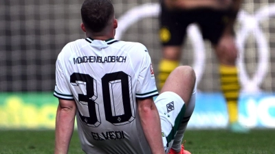 Mönchengladbachs Nico Elvedi hat sich im Spiel gegen Dortmund verletzt. (Foto: Federico Gambarini/dpa)
