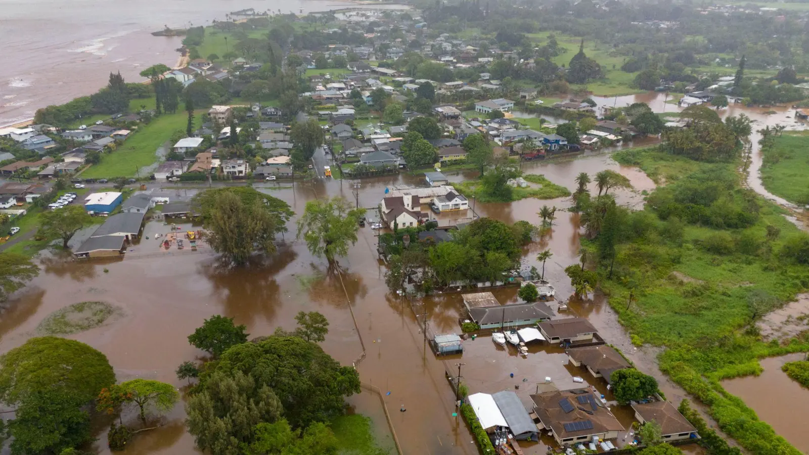 Besonders die Nordküste von Oahu ist stark betroffen. (Foto: Mengshin Lin/FR172028 AP/AP/dpa)