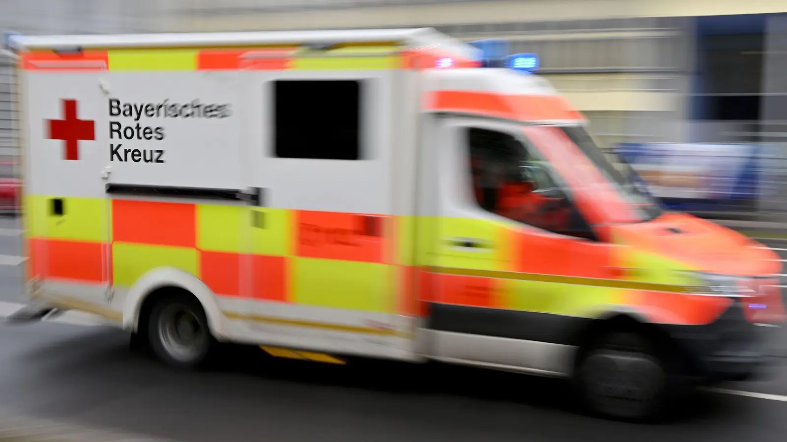 Zwei Kinder mussten nach dem Vorfall im Krankenhaus behandelt werden. (Symbolbild) (Foto: Peter Kneffel/dpa)