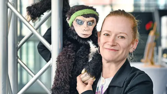 Die Puppenspielerin Sabine Effmert mit einer ihrer Figuren. Der Affe wohnt im Theater Ansbach, in dem seine Schöpferin arbeitet. (Foto:  Jim Albright)