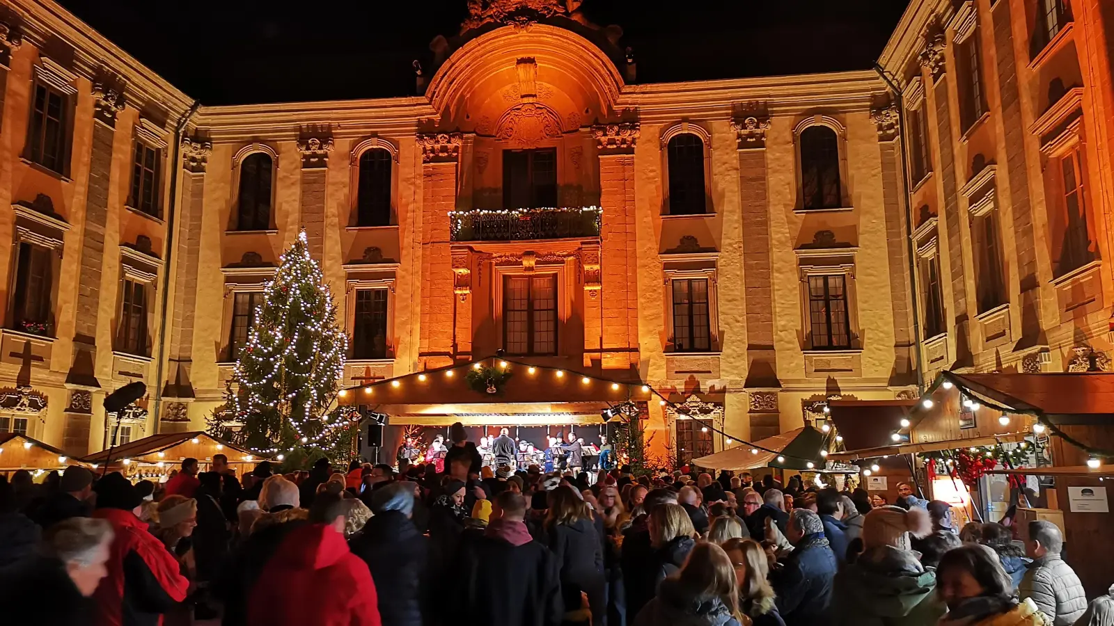 Der Weihnachtsmarkt im Innenhof des Schillingsfürster Schlosses gehört zu den Adventshighlights der Region. Im Jahr 2032 wird die Stadt eine wichtige Weihnachtszutat nach Rom exportieren: einen Baum für den Petersplatz. (Foto: Jürgen Binder)