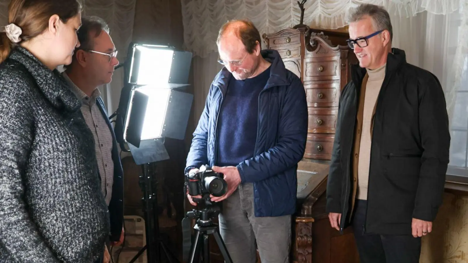 Museumsleiterin Dr. Uta Karrer, dritter Bürgermeister Herbert Lindörfer (von links) und Bürgermeister Patrick Ruh lassen sich von Werner Prokschi die Arbeit für das Digitalisierungsprojekt bavarikon erläutern. (Foto: Martina Haas)