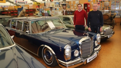Nach den Filmaufnahmen ist der Mercedes 600 Pullman von Thomas (rechts) und Andreas Oppel zurück in ihrer Oldtimerhalle. (Foto: Oliver Herbst)