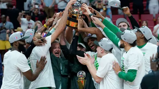 Die Spieler der Boston Celtics feiern nach dem Sieg in der Eastern Conference. (Foto: Lynne Sladky/AP/dpa)