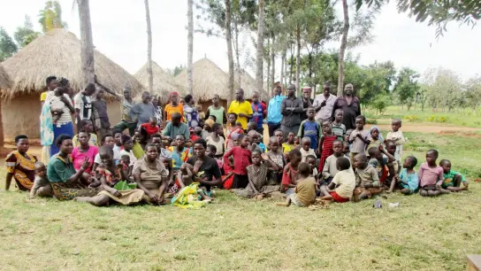 Musa Hasahya (letzte Reihe, r) auf seinem Hof mit seiner Familie. Musa Hasahya hat über 100 Kinder mit 12 Ehefrauen. (Foto: Henry Wasswa/dpa)
