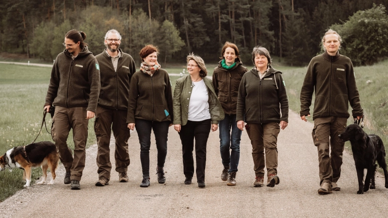Die Arbeit des Naturpark-Teams in den vergangenen Jahren wurde nun belohnt. Unser Bild zeigt (von links) die Ranger Joshua Blank und Wolfgang Wenk, Johanna Sieger (Geschäftsführung), Renate Hans (Vorsitzende), Eva Schmid (Landschaftspflegeverband), Rangerin Fredegart Blaschke und Benjamin Krauthahn (Geschäftsführung).. (Foto: Katrin Krauthahn Fotografie)