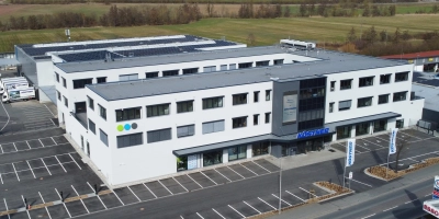 Der moderne Neubau der Richard Köstner Gruppe in der Karl-Eibl-Straße in Neustadt an der Aisch wird am Sonntag, 15. März 2026, eingeweiht. Von 12.30 Uhr bis 17 Uhr wird allen Besuchern ein abwechslungsreiches Programm für Groß und Klein geboten. Kommen Sie vorbei und feiern Sie mit! (Foto: Richard Köstner AG)