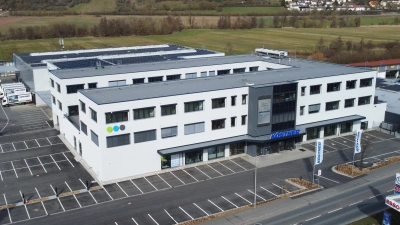 Der moderne Neubau der Richard Köstner Gruppe in der Karl-Eibl-Straße in Neustadt an der Aisch wird am Sonntag, 15. März 2026, eingeweiht. Von 12.30 Uhr bis 17 Uhr wird allen Besuchern ein abwechslungsreiches Programm für Groß und Klein geboten. Kommen Sie vorbei und feiern Sie mit! (Foto: Richard Köstner AG)