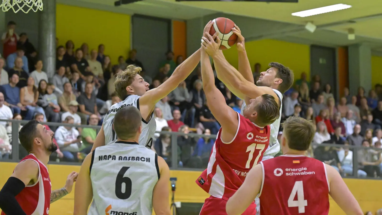 Das Hinspiel zwischen hapa Ansbach (in den weißen Trikots von links David Kurpiela, Pablo Schmidt und Sebastian Schröder) und dem TSV Nördlingen (von links Robin Seeberger, Josef Eichler und Benedikt Schwarzenberger) war hart umkämpft. Am Ende gewannen die Ansbacher mit 98:90. (Foto: Martin Rügner)