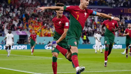 Portugals Superstar Cristiano Ronaldo jubelt nach seinem Treffer gegen Ghana. (Foto: Manu Fernandez/AP/dpa)