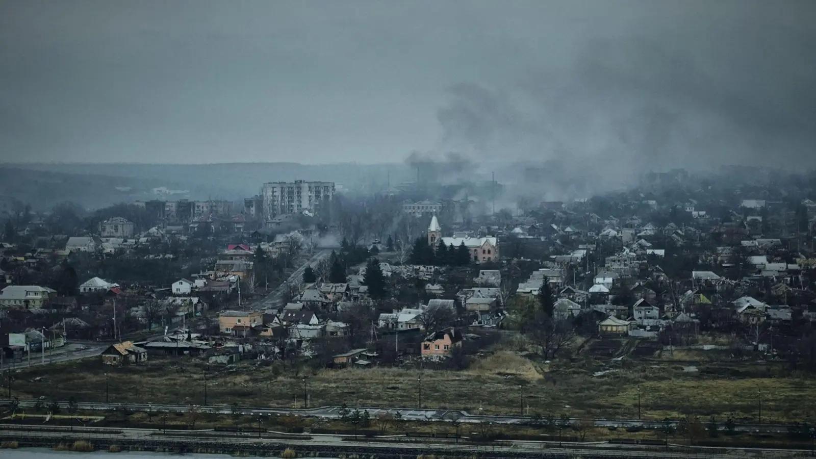 Rauch steigt aus brennenden Gebäuden in einer Luftaufnahme von Bachmut auf. (Foto: Libkos/AP)