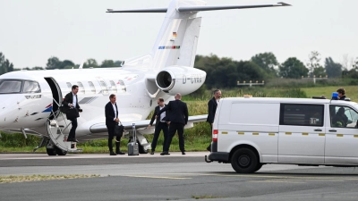 VW-Chef Oliver Blume (2. von links) spricht heute bei der Betriebsversammlung in Emden und muss dann weiter nach Zwickau.  (Foto: Lars Penning/dpa)