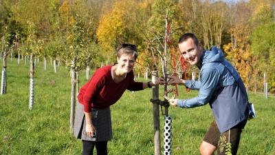 Bei ihrem Zwetschgenbäumchen ließen Verena und Oliver Malsch aus Wien ihren Hochzeitstag in Rothenburg im Jahr 2016 noch einmal Revue passieren.  (Foto: Simone Hedler)