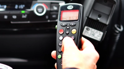 Die Heilsbronner Polizei ermittelt wegen einer Unfallflucht auf dem Parkplatz eines Einkaufsmarktes. (Foto: Jim Albright)