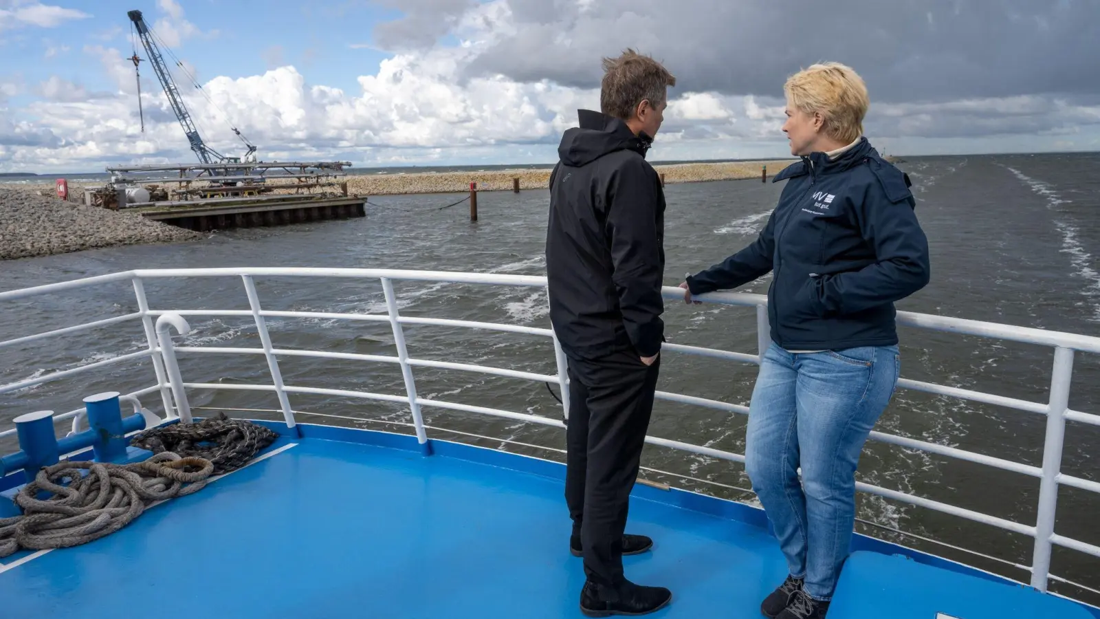 Bundeswirtschaftsminister Robert Habeck besucht mit Mecklenburg-Vorpommerns Ministerpräsidentin Manuela Schwesig den Energiestandort Lubmin an der Ostsee. (Foto: Stefan Sauer/dpa)