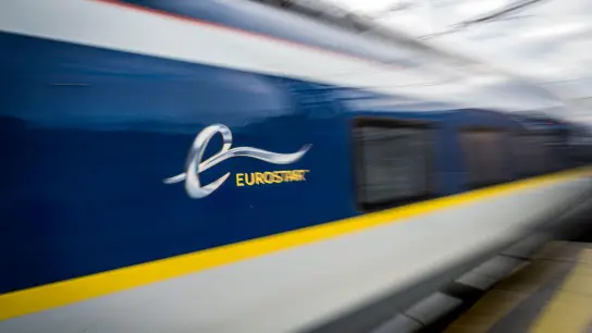 In den Eurostar-Zügen durch den Kanaltunnel gab es 2022 wieder mehr Reisende. Das Vor-Corona-Niveau ist jedoch noch nicht wieder erreicht. (Foto: Jasper Jacobs/BELGA/dpa)