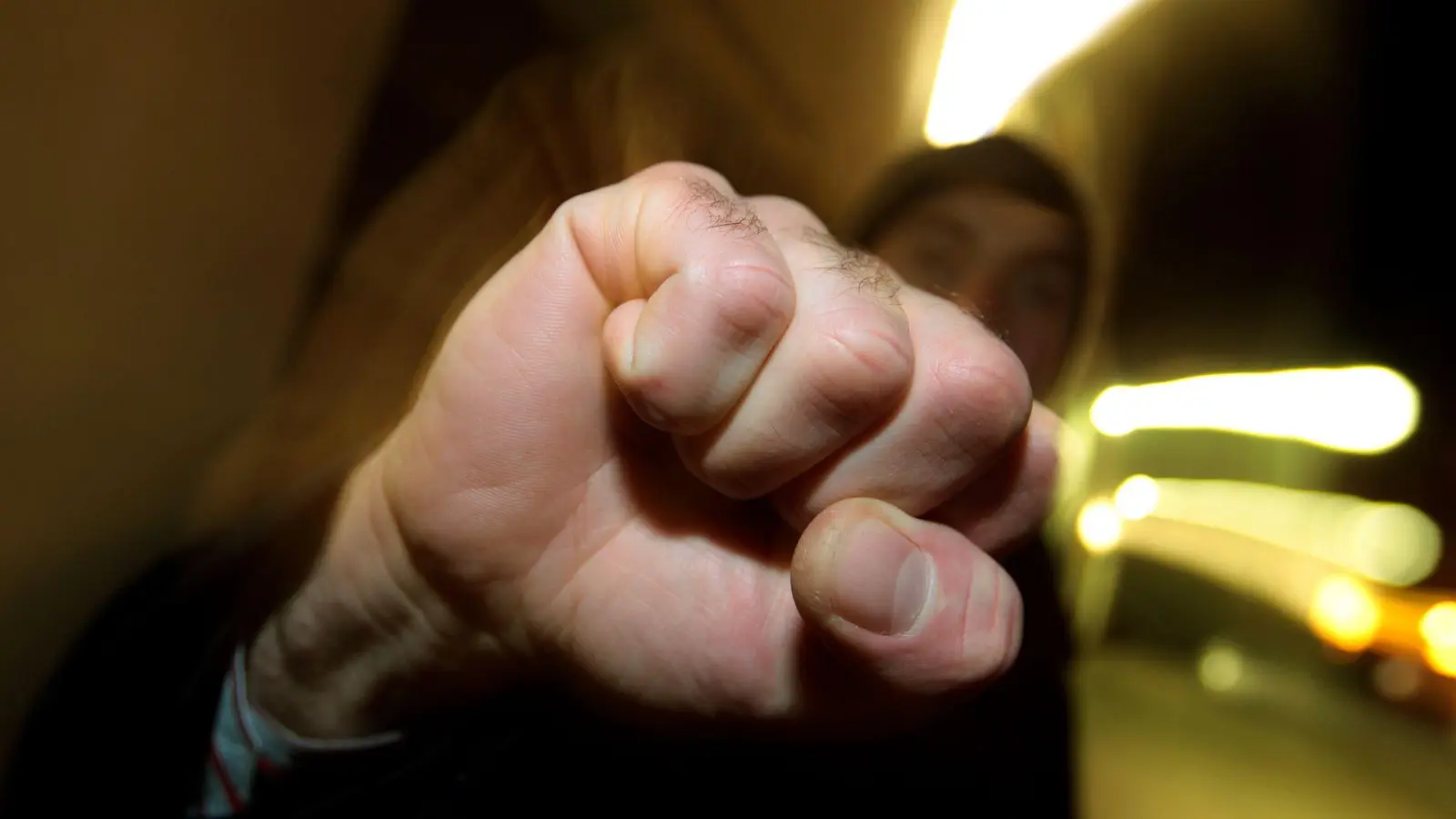 Ein Betrunkener schlug in Ansbach mit der blanken Faust die Schaufensterscheibe einer Tankstelle ein. (Symbolbild: Karl-Josef Hildenbrand/dpa)