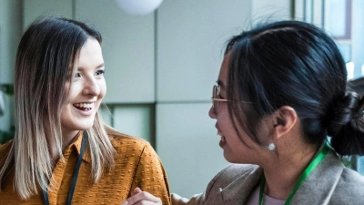 Gelegenheit für Humor und eine positive innere Haltung: Beschäftigte können sich auch eigeninitiativ für mehr Spaß bei der Arbeit einsetzen.  (Foto: Uwe Umstätter/Westend61/dpa-tmn)