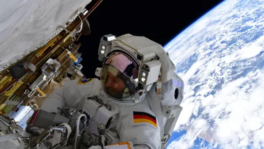 Der deutsche Astronaut Matthias Maurer durfte auch an einem Außeneinsatz an der ISS teilnehmen. (Foto: NASA/ESA/dpa)