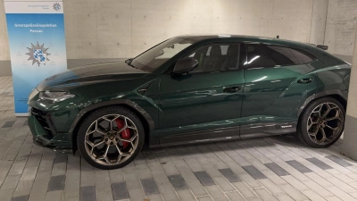 Unter anderem einen Sportwagen stellten die Beamten sicher. (Handoutbild) (Foto: -/Polizeipräsidium Niederbayern/dpa)