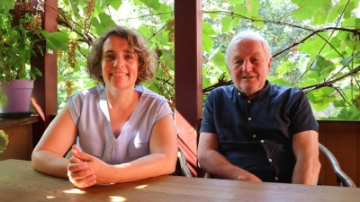 Ihre politischen Umlaufbahnen sind mittlerweile zwar andere, trotzdem treffen sich Hannah und Paul Beitzer noch regelmäßig auf der heimischen Veranda, um über die großen und kleinen Themen zu diskutieren. (Foto: Martina Haas)